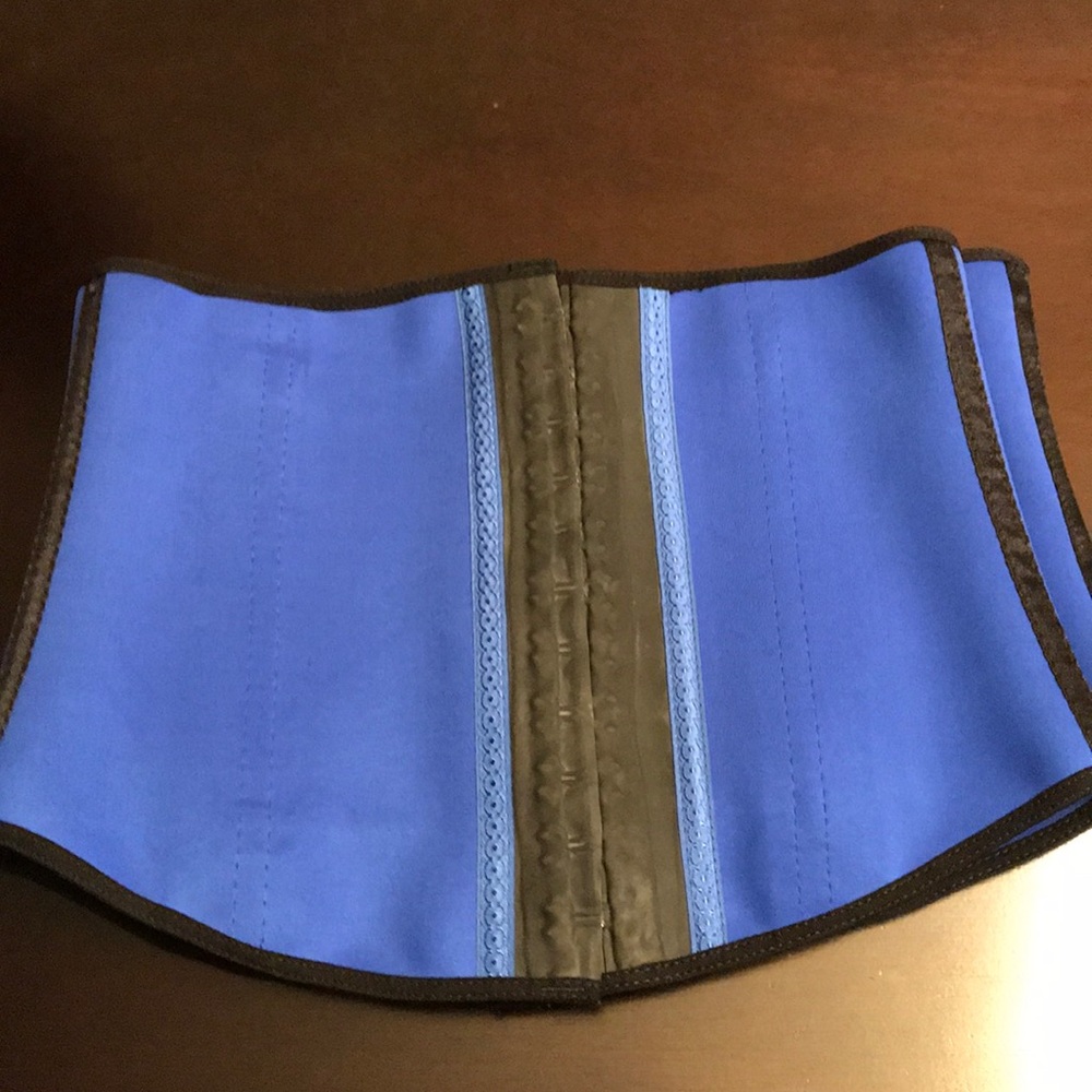 Ann Chery: Two identical waist trainers - Picture 12 of 16
